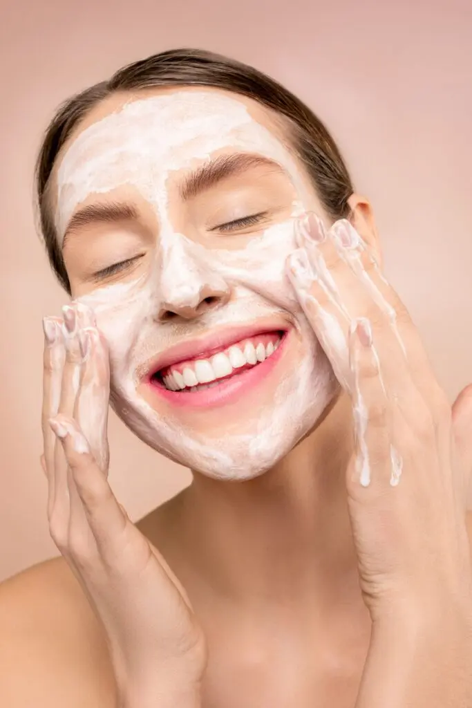 Mujer aplicándose una mascarilla facial de cuidado